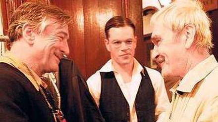 In den USA ist Stanislaw Petrow (rechts) ein Held. Hier wird er von den Schauspielern Robert de Niro (links) und Matt Damon gewürdigt. 