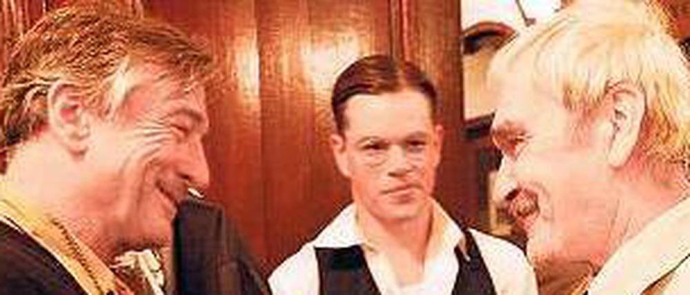 In den USA ist Stanislaw Petrow (rechts) ein Held. Hier wird er von den Schauspielern Robert de Niro (links) und Matt Damon gewürdigt. 