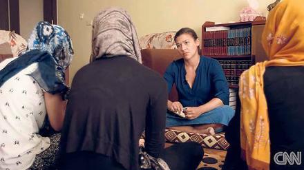 In einem Flüchtlingslager im Nordirak traf CNN-Reporterin Atika Shubert (2. v. r.) Jesidinnen, die von Anhängern der Terrormiliz Islamischer Staat versklavt wurden.