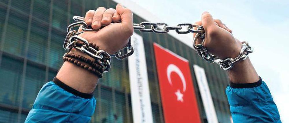 In Ketten? Journalisten in der Türkei müssen mit Haftstrafen rechnen