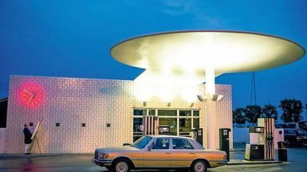 Style-Leben. Friedrich Liechtenstein träumt an der von Arne Jacobsen in den 1930er Jahren designten Tankstelle in Skovshoved.