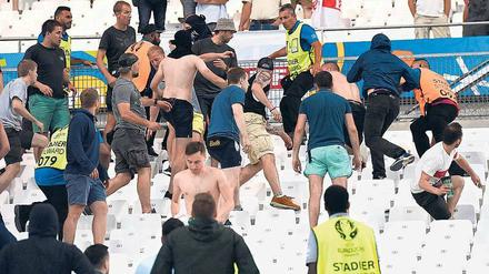 Näher rangehen. Bei den prügelnden Hooligans während der Fußball-EM zeigten einige Redaktionen gar keine Gesichter. Manche Fotoreporter sehen das anders.