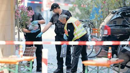 Von Fall zu Fall.  Dieses Bild vom Tatort des Terroraktes in Ansbach brachte der Tagesspiegel in seiner Ausgabe vom Dienstag auf der Titelseite.