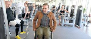 Begegnung der ungewohnten Art. Major Palfinger (Florian Teichtmeister) kommt wegen der Fahndung ins Fitnessstudio.