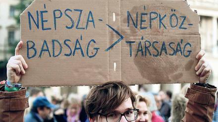 Stimme des Volkes. „Volksfreiheit“ steht für „Volksrepublik“. Ein Demonstrant in Budapest betont den Wert und die Qualität der am Wochenende eingestellten Zeitung. 