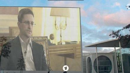 Am Handy der Kanzlerin.  Grimme-Preisträger Seipel, der vor drei Jahren das erste TV-Interview mit NSA-Whistleblower Edward Snowden (Foto) geführt hatte, bringt wichtige Stationen, ohne sich im Detail zu verzetteln. Er erzählt die Vorgeschichte der NSA-Affäre.