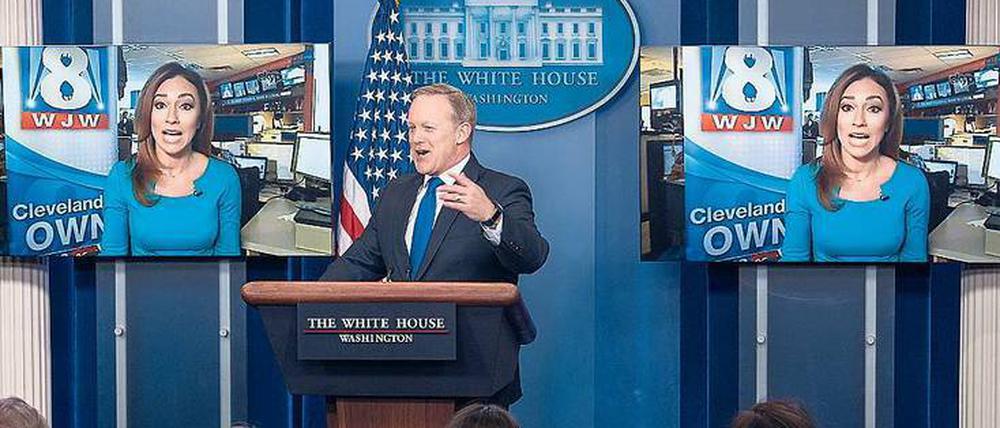 Alltag mit dem Präsidenten. Trump oder auch sein Sprecher Sean Spicer (Foto) im Briefing-Raum des Weißen Hauses lassen Journalisten ihre Geringschätzung spüren.