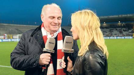 Eine News? Uli Hoeneß bei Sport 1. Journalisten fürchten, dass solche Bilder bald selten zu sehen sind, weil der Bayern-Präsident lieber mit dem Vereins-TV spricht.