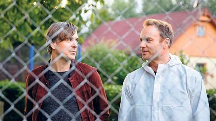 Kommissar Karow (Mark Waschke, rechts) und Armin (Jens Harzer), der homosexuelle Ehemann des toten Lehrers, kommen sich näher.