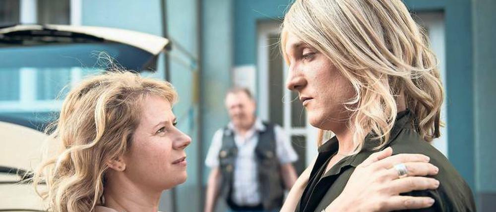 In der "Lindenstraße"-Episode vom 4. Juni muss Polizistin Nina (Jacqueline Svilarov, links) zum Auslandseinsatz im Kosovo. 