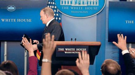 Er ist dann mal weg. Trump-Sprecher Sean Spicer lässt Fragen von Journalisten bei Briefings im Weißen Haus gerne unbeantwortet.