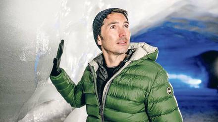 Moderator Stefan Gödde bewundert die Eiswelten im hohen Norden
