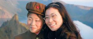 Wie nahe ist fern? Regisseurin Sung-Hyung Cho (rechts) mit nordkoreanischer Soldatin auf dem heiligen Berg Baekdu. 