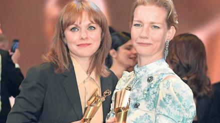Referenzmodell „Toni Erdmann“? Maren Ade (links) und Schauspielerin Sandra Hüller halten bei der Verleihung des 67. Deutschen Filmpreises „Lola“ im April 2017 die Trophäen für das „Beste Drehbuch“ und die „Beste weibliche Hauptrolle“ in den Händen.