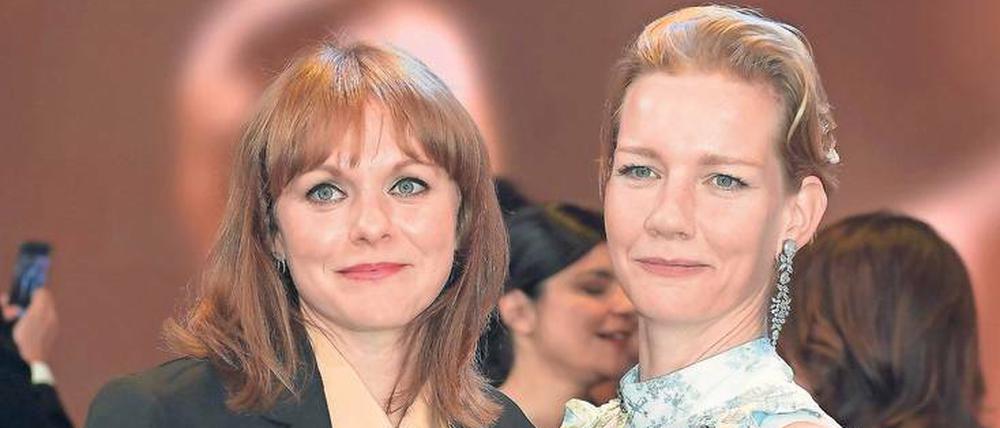 Referenzmodell „Toni Erdmann“? Maren Ade (links) und Schauspielerin Sandra Hüller halten bei der Verleihung des 67. Deutschen Filmpreises „Lola“ im April 2017 die Trophäen für das „Beste Drehbuch“ und die „Beste weibliche Hauptrolle“ in den Händen.