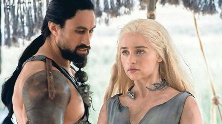 Welt im dauerhaften Kriegszustand. Zu allem Überfluss droht Serienhelden wie Daenerys (Emilia Clarke) oder Khal Moro (Joseph Naufahu) ein jahrelanger, harter Winter.