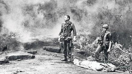Oktober 1966: Zwei amerikanische Soldaten warten auf einen Hubschrauber, der die Leiche ihres Kameraden ausfliegen soll. Insgesamt starben mehr als 58 000 GIs zwischen 1961 und 1975 in Vietnam. 