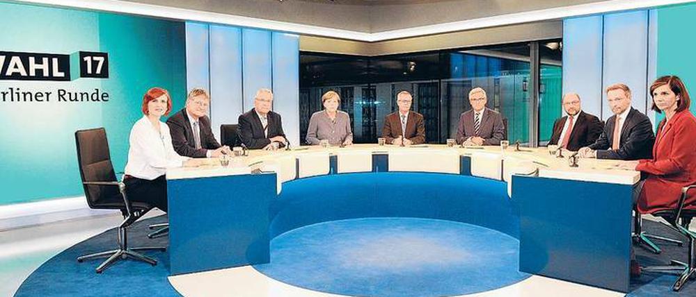 Mehr Sachthemen. In der „Berliner Runde“ diskutierten die Chefredakteure von ARD und ZDF mit Parteispitzen vor über zehn Millionen Zuschauern. CSU-Spitzenkandidat Herrmann (Dritter von l.) übte dabei heftige Kritik an den öffentlich-rechtlichen Sendern. 