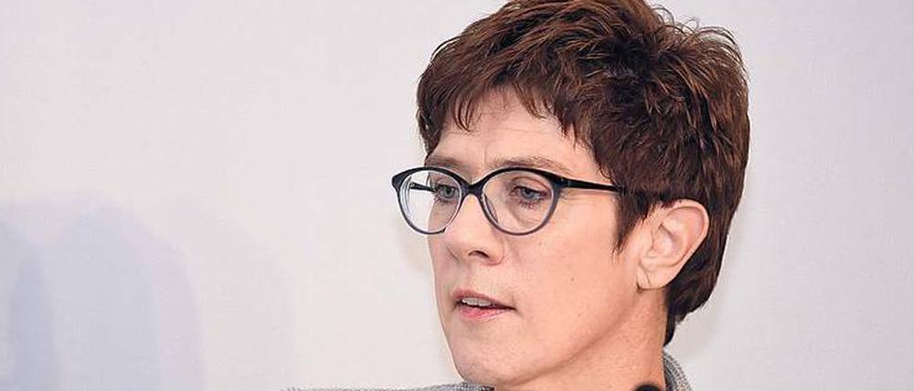 Die saarländische Ministerpräsidentin Annegret Kramp-Karrenbauer sieht heftige Sparbemühungen beim Saarländischen Rundfunk.
