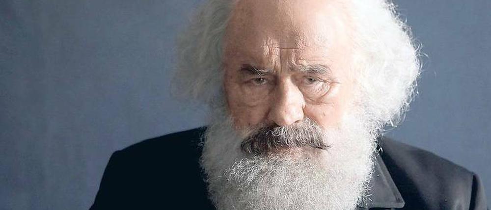 Was war richtig, was habe ich falsch gemacht? Der alte Karl Marx, gespielt vom 87-jährigen Mario Adorf, blickt auf sein Leben zurück.