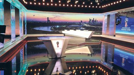 Wenn die ARD mit der WM-Übertragung dran ist, dann werden die Moderatoren und Experten um ein Pult herum stehen (vorne im Bild). An den ZDF-Tagen wird die Runde am Tisch Platz nehmen