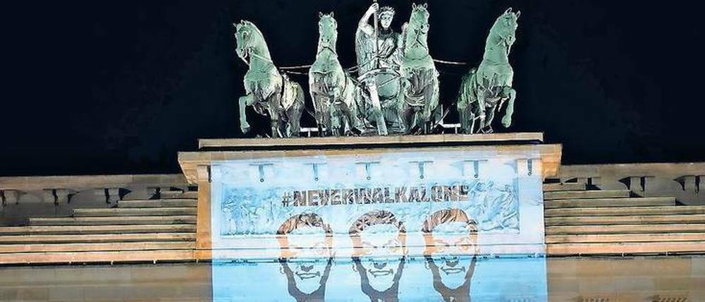 You never walk alone, Mesut Özil. Aktivisten von „Reconquista Internet“ haben ihre Unterstützung für den umstrittenen Fußballer aufs Brandenburger Tor projiziert.