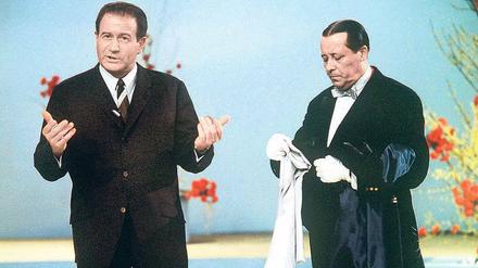 TV-Shows wie „Einer wird gewinnen“ mit Hans-Joachim Kulenkampff – hier mit „Butler“ Martin Jente (rechts) – hatten Einschaltquoten von bis zu 80 Prozent. Sie erfüllten im Nachkriegsdeutschland zudem eine wichtige gesellschaftliche Aufgabe. 