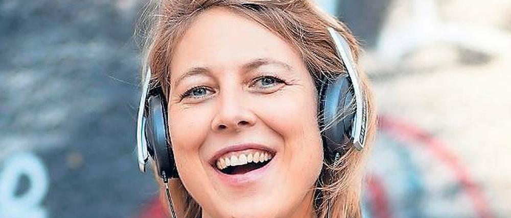  Judith Lorentz ist Hörspielregisseurin. „Unterleuten“ nach dem Roman von Juli Zeh lief zuletzt im RBB Kulturradio und ist in der ARD Audiothek zum Download als Podcast verfügbar.
