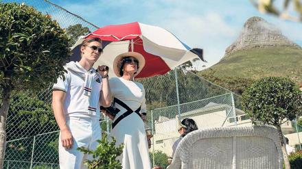 Wir können auch Tennis. Martin Rauch (Jonas Nay) und seine Tante Lenora (Maria Schrader) suchen im feinen Tennisclub in Kapstadt die Nähe zum westdeutschen Handelsattaché und seiner Frau. Es geht um einen Waffendeal. F