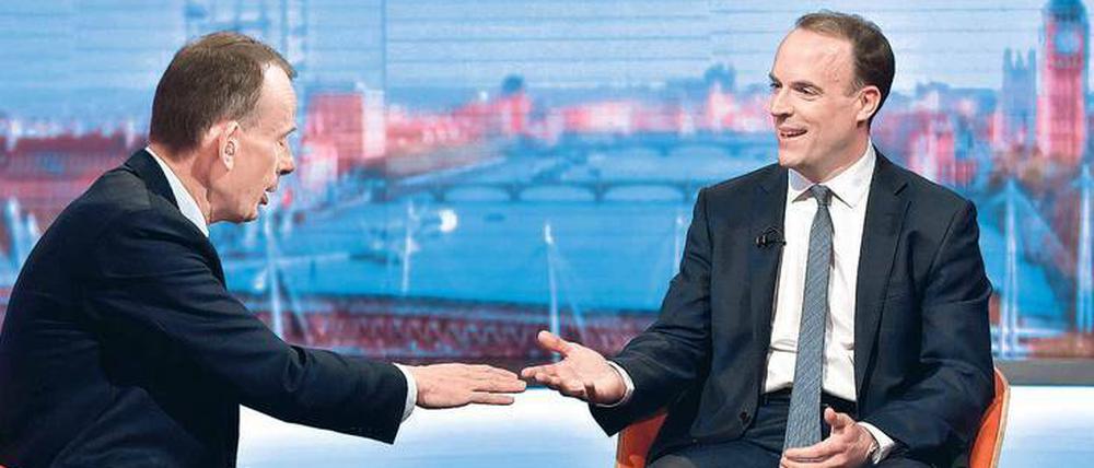 Aus und raus.  Brexit-Minister Dominic Raab (rechts) verteidigt in der „Andrew Marr Show“ der BBC seine Haltung. 