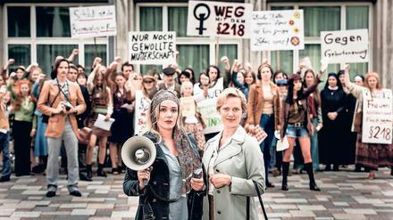 Gemeinsam sind wir stärker. Charlotte Nikowski (Alwara Höfels, links) und ihre Schwester Erika (Anna Schudt) demonstrieren für die Legalisierung von Abtreibungen.