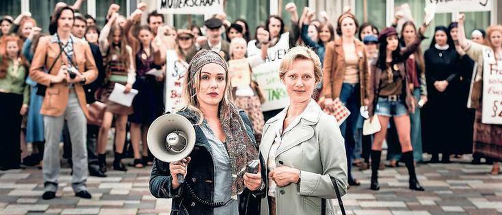 Gemeinsam sind wir stärker. Charlotte Nikowski (Alwara Höfels, links) und ihre Schwester Erika (Anna Schudt) demonstrieren für die Legalisierung von Abtreibungen.