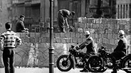 Mit dem Jahr 1961 und dem Mauerbau beginnt die umfang- und abwechslungsreiche Chronik Berlins, das Jahr der Wiedervereinigung bildet den vorläufigen Schlusspunkt. 