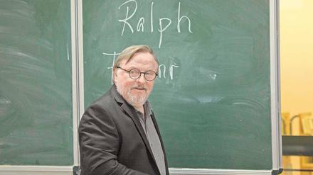 Neuanfang mit 50. Der einst gefeierte Investigativ-Journalist Ralph Friesner (Axel Prahl) muss plötzlich eine Abendschulklasse unterrichten.