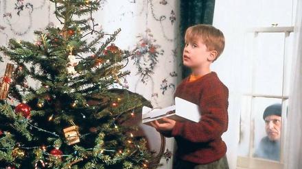 Schon wieder: Kevin (Macaulay Culkin) schmückt den Weihnachtsbaum. 