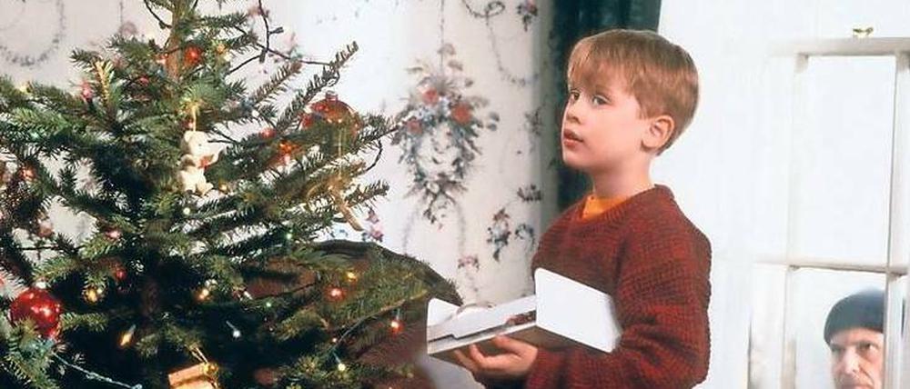 Schon wieder: Kevin (Macaulay Culkin) schmückt den Weihnachtsbaum. 