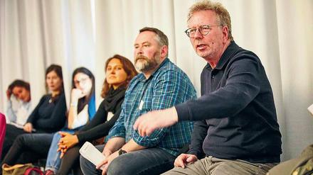 Auf dem Treffen des Reporter-Forums am Wochenende in Hamburg wurde leidenschaftlich über die Konsequenzen für den Journalismus und die Reporter-Preise diskutiert. Mit dabei: der Mitgründer der Reportervereinigung, Cordt Schnibben (rechts).