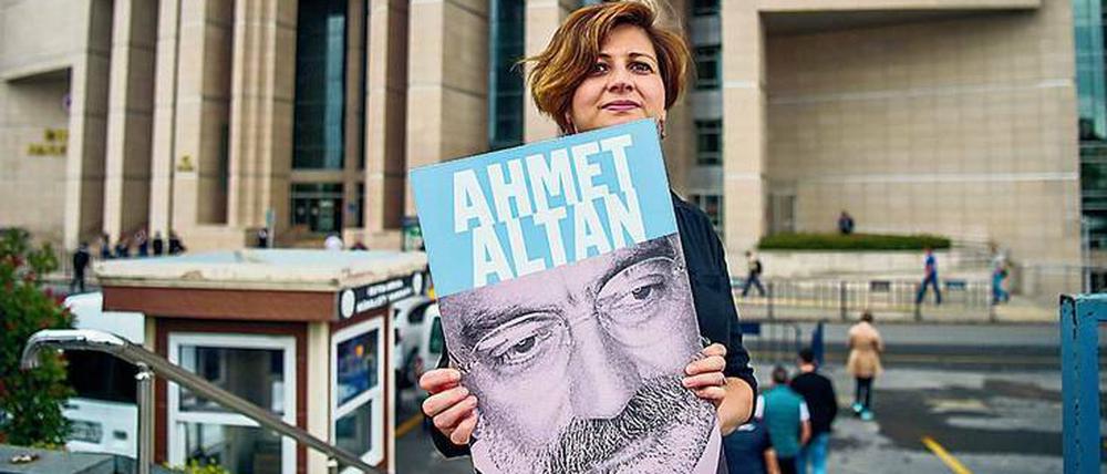 Ein Plakat der Hoffnung. Das türkische Verfassungsgericht berät in diesen Tagen, ob inhaftierte Journalisten wie Ahmet Altan bald freikommen. 
