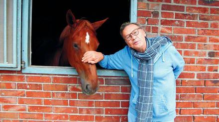 Der Pferdeflüsterer. Helmut Berger erholt sich beim Landleben in Niedersachsen. Gleich geht es an den reich gedeckten Kaffeetisch. 