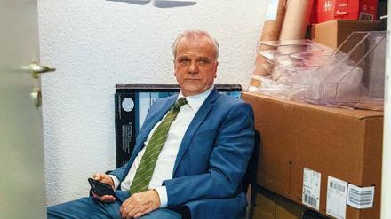 Intrige, Wikileaks, Kokain – was macht der Bundestagsabgeordnete Hans-Josef Eichwald (Bernhard Schütz) in der Abstellkammer? Foto: ZDF