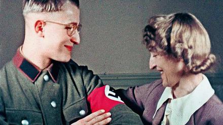 Deutschland privat 1939. Ein Hobbyfilmer aus Berlin-Schöneberg hält den Besuch seines Sohnes vom Reichsarbeitsdienst fest, die Mutter bewundert die NS-Uniform. 