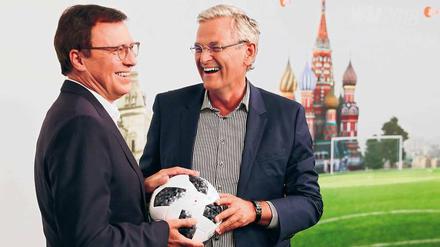 Da geht was! Bei sportlichen Großereignissen wie der Fußball-Weltmeisterschaft 2018 in Russland arbeiten ARD und ZDF eng zusammen. Darüber freuen sich nicht nur ARD-Programmdirektor Volker Herres (links) und ZDF-Chefredakteur Peter Frey.