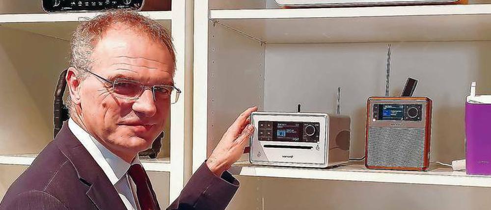 Unter mehr als 600 DAB+-Radios kann mittlerweile gewählt werden. Deutschlandradio-Intendant Stefan Raue probiert auf der IFA eines davon aus.