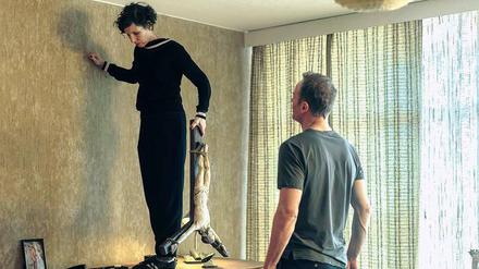 Schutzpatron für einen guten Tod. Nina Rubin (Meret Becker) und Robert Karow (Mark Waschke) nehmen die Wohnung des Ermordeten in Augenschein.