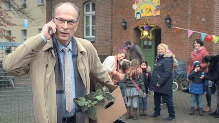 Mittel und Wege. Volkmar Stenzel (Herbert Knaup) hat dem Kindergarten einen „Sonderkredit“ ermöglicht.