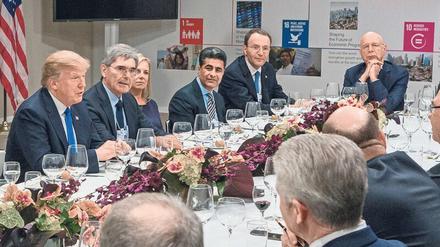 Einer macht, der andere wacht. Dinnertafel 2018 in Davos mit US-Präsident Donald Trump (links) und Forumschef Klaus Schwab (hinten rechts). 