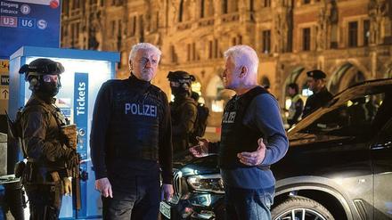 Unklare Lage. Die Kommissare Franz Leitmayr (Udo Wachtveitl, links) und Ivo Batic (Miroslav Nemec, links) warten auf dem Marienplatz in München angespannt den SEK-Einsatz ab.