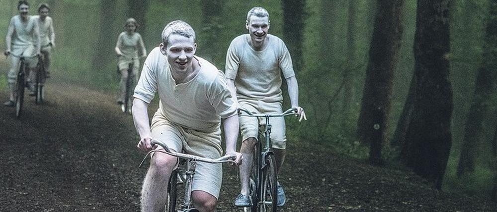 Neue Freiheit. Kaum raus aus dem Entlausungszelt rasen Ike (Jakub Sprenger, links) und Sam (Marek Wroblewski) mit gestohlenen Fahrrädern durch den Wald. 
