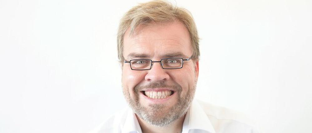 Steffen Grimberg ist Medienjournalist, unter anderem beim Portal MDR MEDIEN360G, und Herausgeber des „Jahrbuch Fernsehen“. 