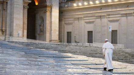 Der Papst allein auf dem Petersplatz und ein Osterfest ohne öffentliche Gottesdienste. Die Fernsehausstrahlung von Wim Wenders’ Dokumentation über Franziskus fällt in eine Zeit, die 2018 bei der Entstehung des Films niemand ahnen konnte. 